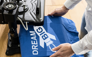 Presse à chaud avec t-shirt personnalisé