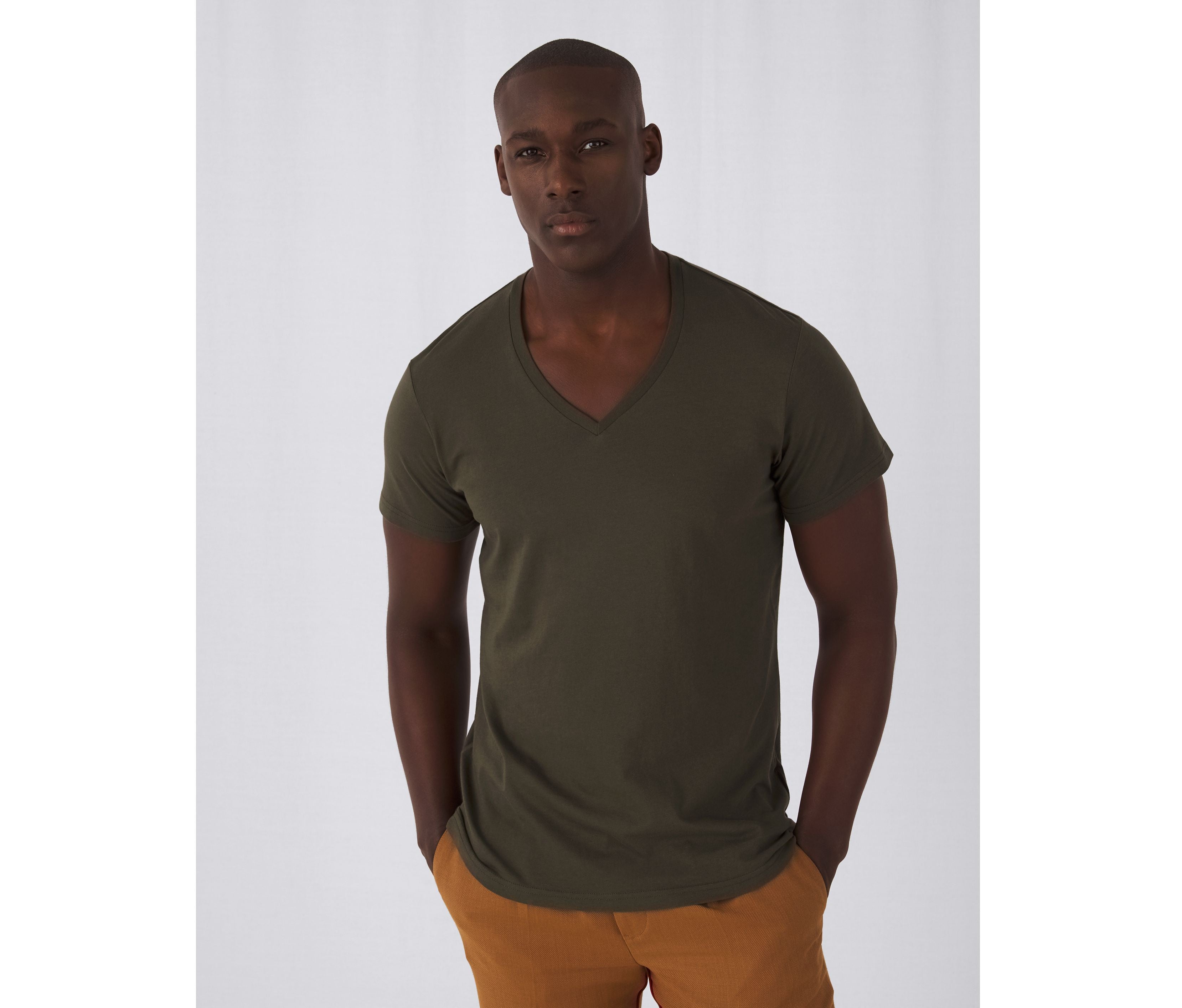 Tee-shirt homme col V en coton bio - B&C - #BC044