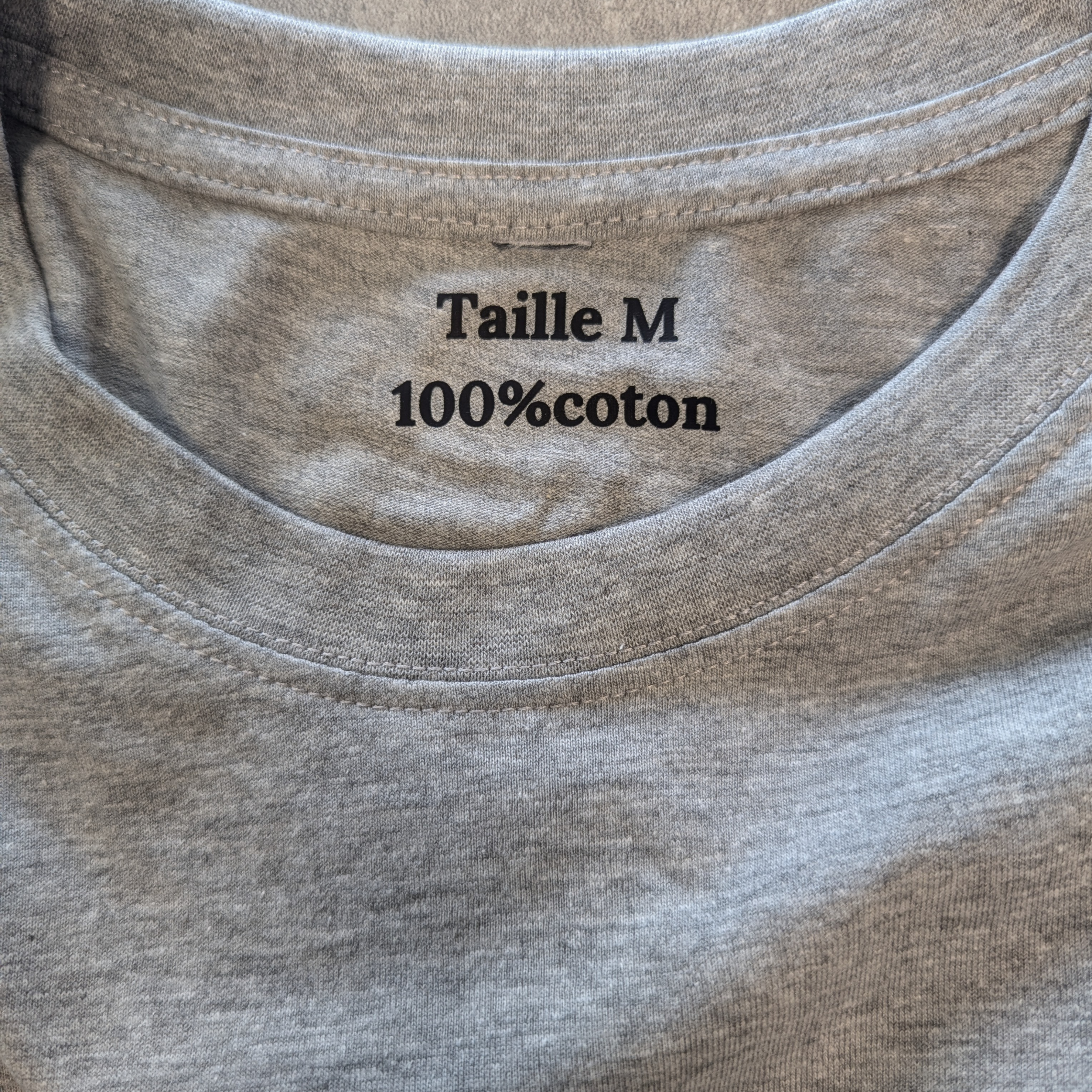 Col de vêtement personnalisé avec étiquette de vêtement en DTF